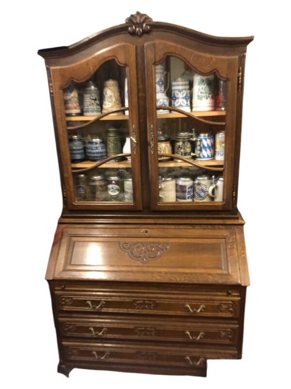 Vitrína a psací stůl v jednom