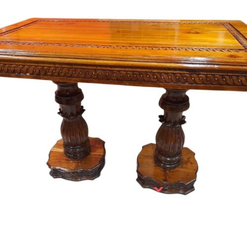 Krásný mohutný stůl