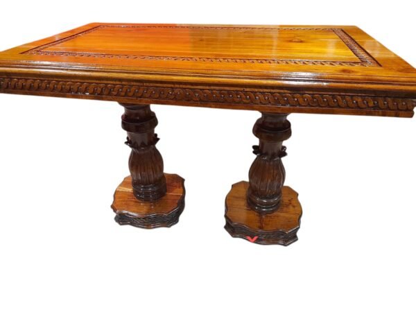 Krásný mohutný stůl