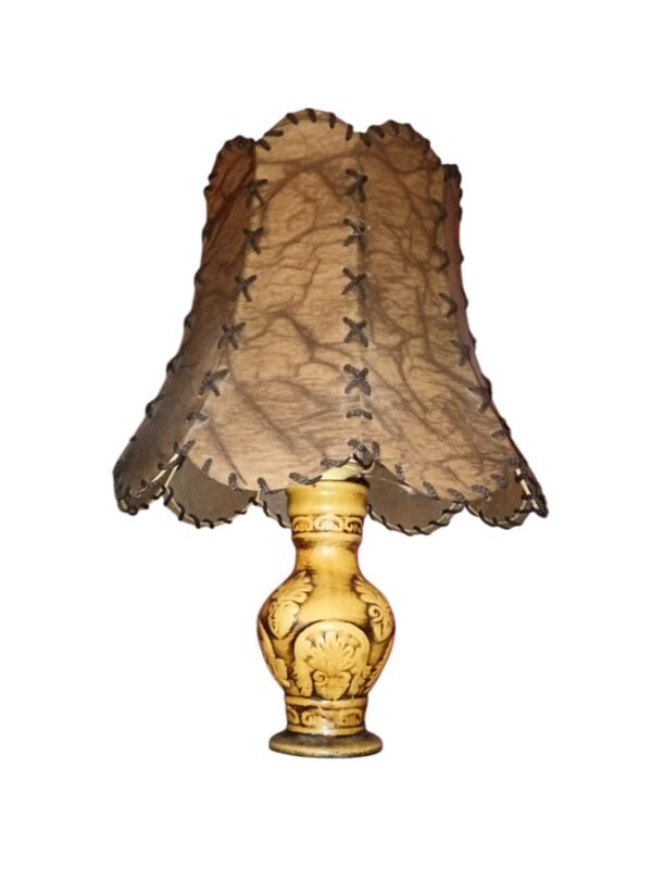 Zajímavá lampa s kůží