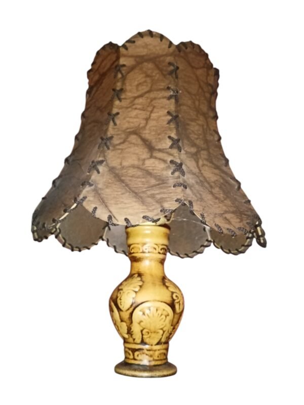 Zajímavá lampa s kůží