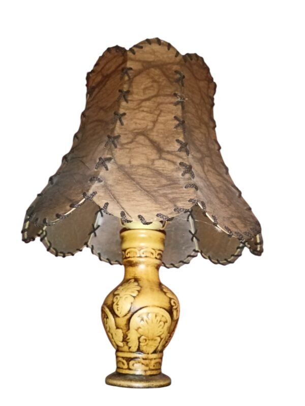 Zajímavá lampa s kůží