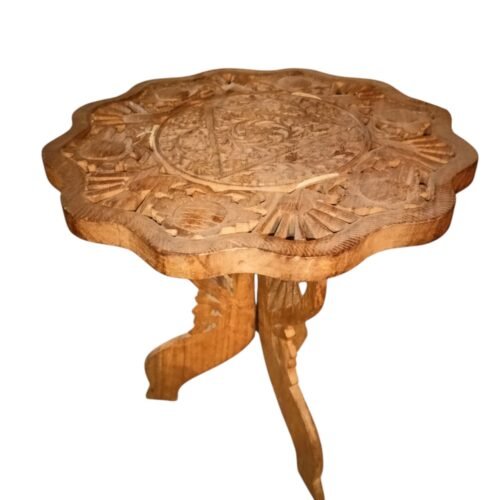 Stolek vzřezávaný