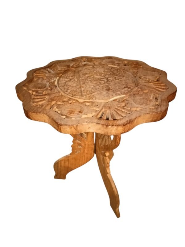 Stolek vzřezávaný