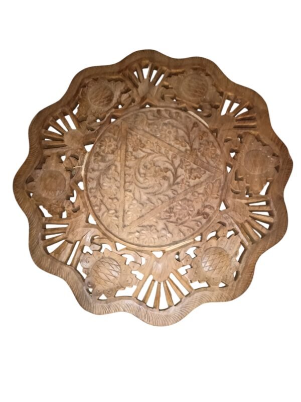 Stolek vzřezávaný