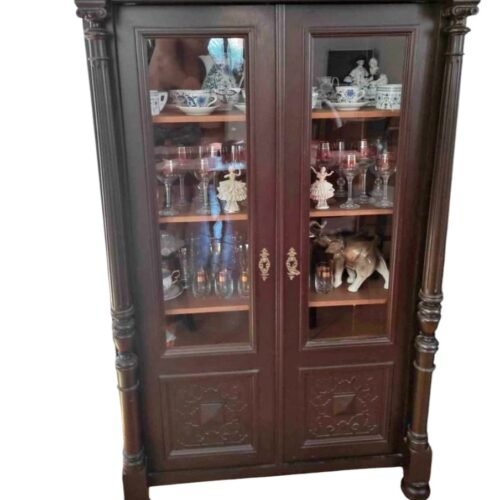 Prosklená tmavá komoda