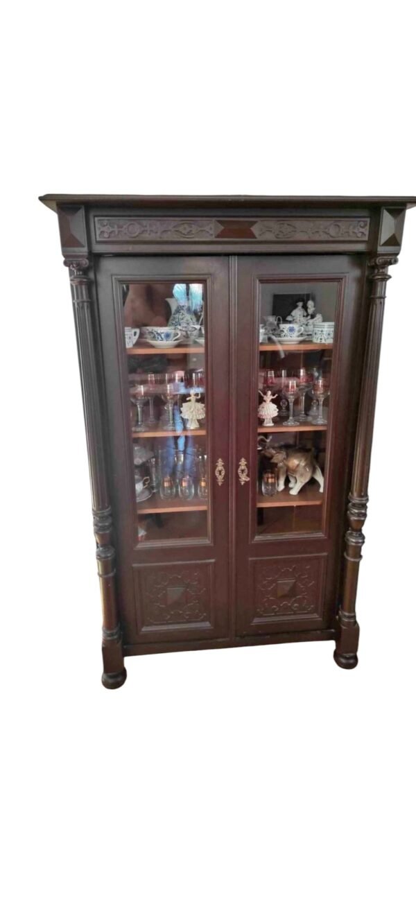 Prosklená tmavá komoda