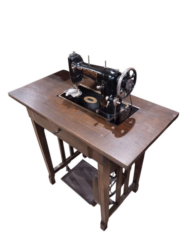 Stolní šicí stroj